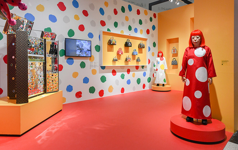 إبداعات Yayoi Kusama تضفي البهجة والألوان على معروضات لويس فويتون في Art Basel Miami Beach